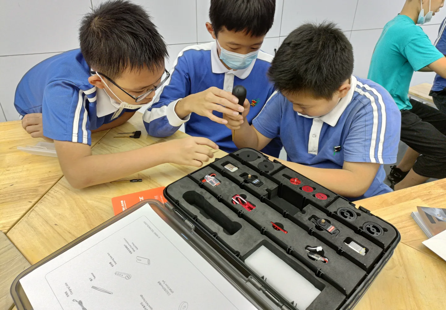 學生合作組裝及改裝競技機械人